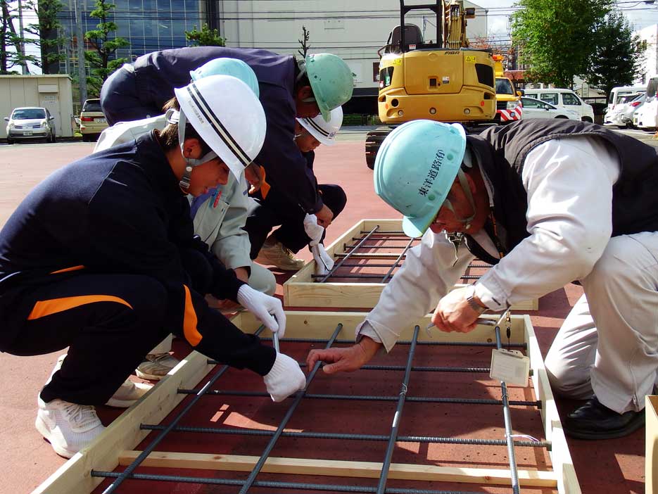 写真：【「鉄筋結束」の作業も体験しました。】