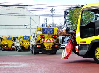 写真：【雪氷対策車両出動】