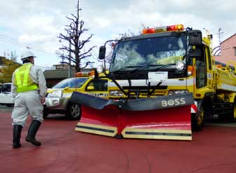 写真：【今期より排水管清掃車にも除雪板を装着して使用。】