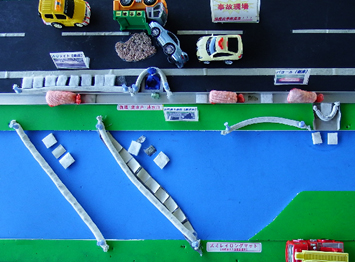 写真：【（模型による訓練想定　事故現場　）】
