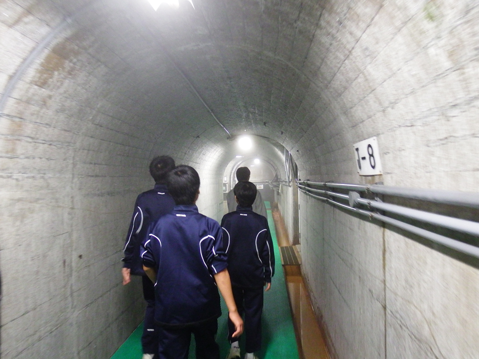 写真：【石手川ダム　ダム堤内の巡視点検他】