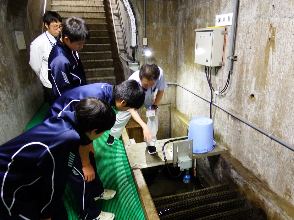 写真：【漏水計で漏水量のチェック】
