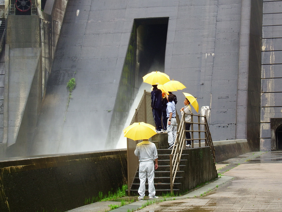 写真：【コンジットゲートからの放流状況を確認】