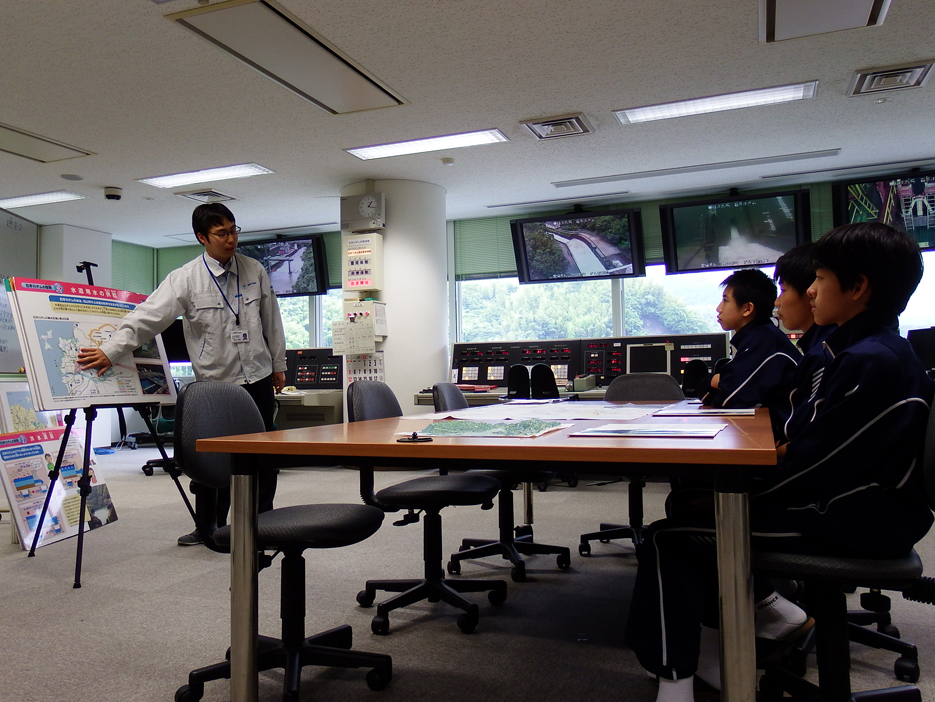 写真：【石手川ダム　ダム操作室でダムの機能等の説明】