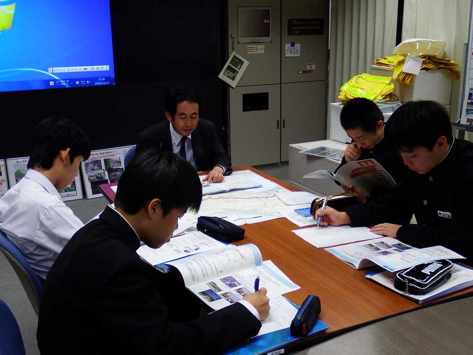 写真:【国土交通省の仕事の説明を受けました。】