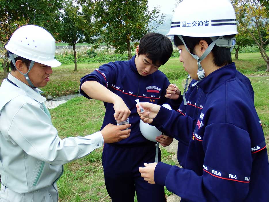 写真:【最後に河川巡視して松原泉の水質検査を実施。】