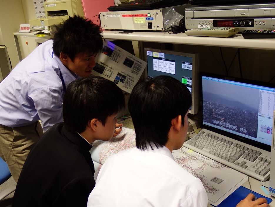 写真:【管理用CCTVカメラの操作を体験する。】