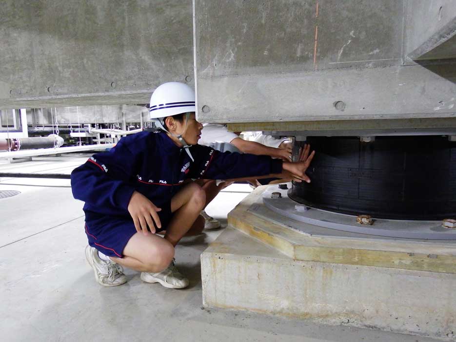 写真:【建物地下にて免震装置等を見学しました。】