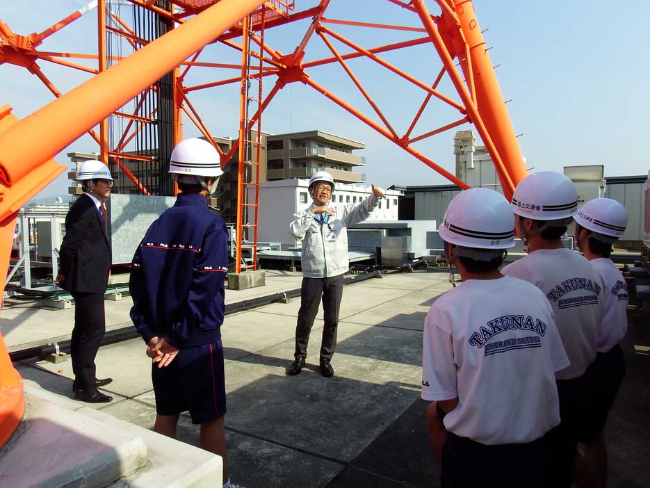 写真：【庁舎屋上で無線鉄塔等の設備を見学】