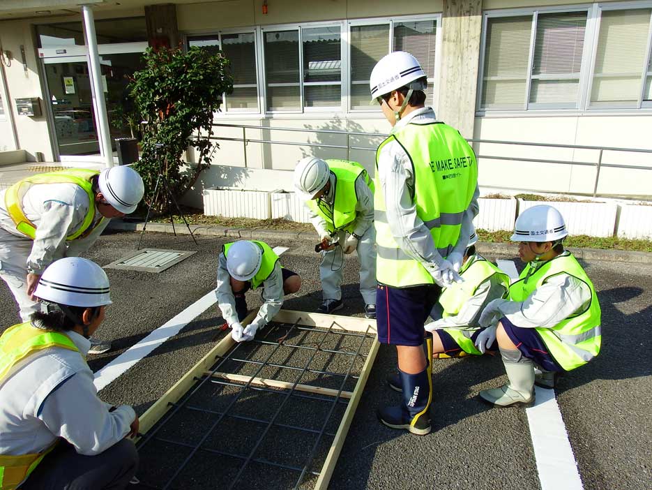 写真:【「鉄筋結束」の作業も体験しました。】