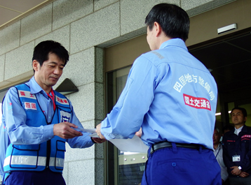 写真：【派遣命令書の交付】
