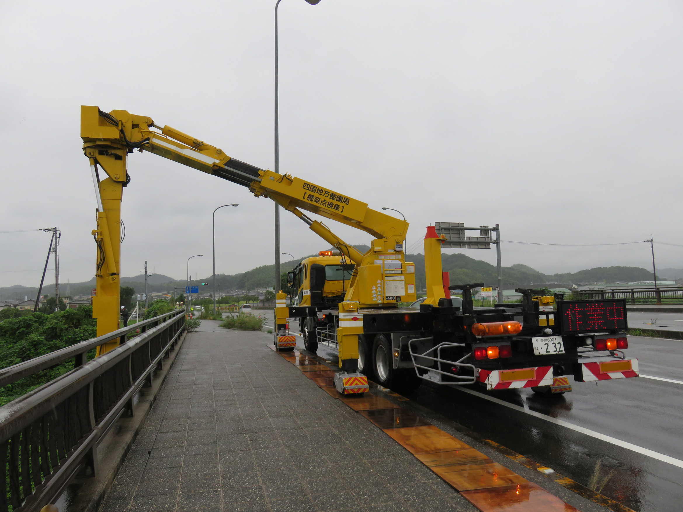 写真：【橋梁点検車２】