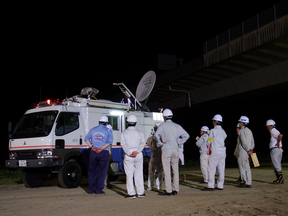 写真：【衛星通信車　機能等の説明】