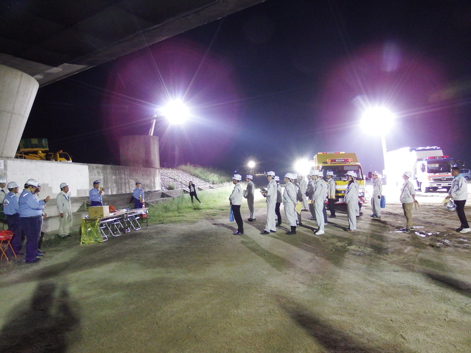 写真：【閉会式（目映いほどの会場照明）】