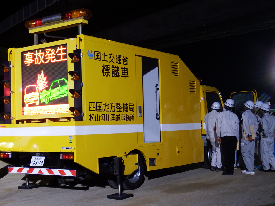 写真：【標識車　ＬＥＤ表示装置　操作】