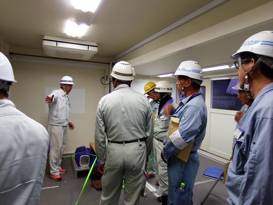 写真：【対策本部車　拡幅室内の説明】