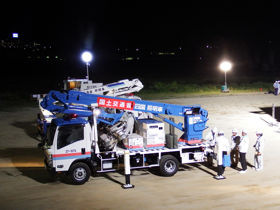 写真：【照明車　アウトリガ操作・設置】