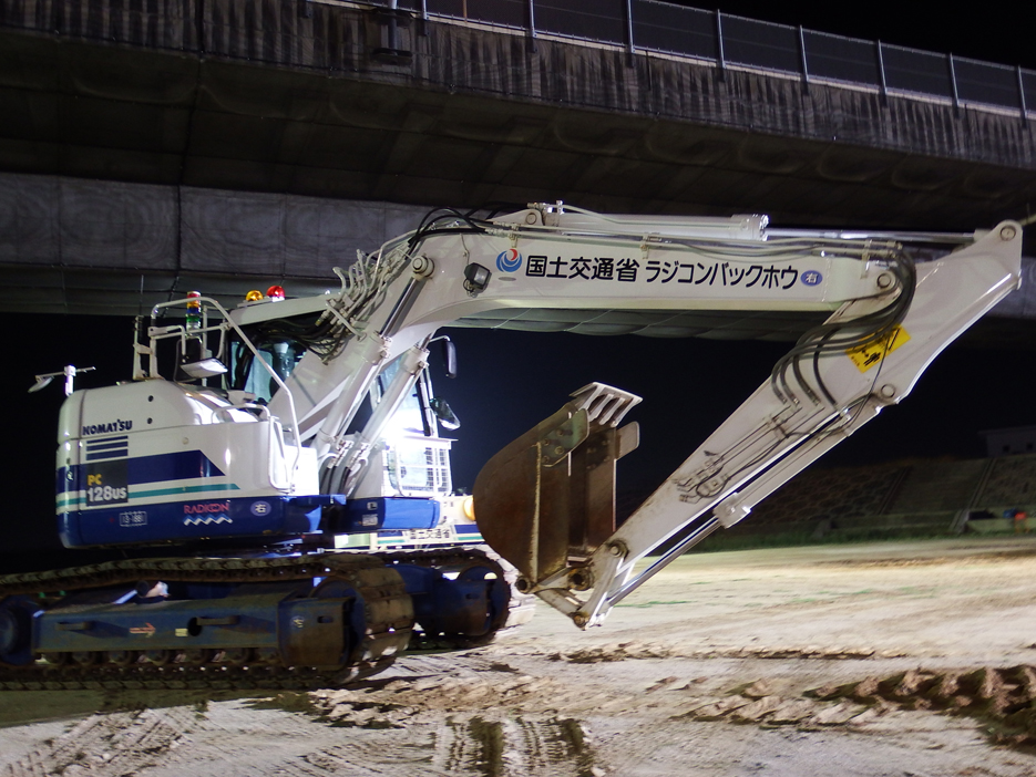写真：【熊本地震支援に派遣された遠隔操作バックホウ　　操作訓練】