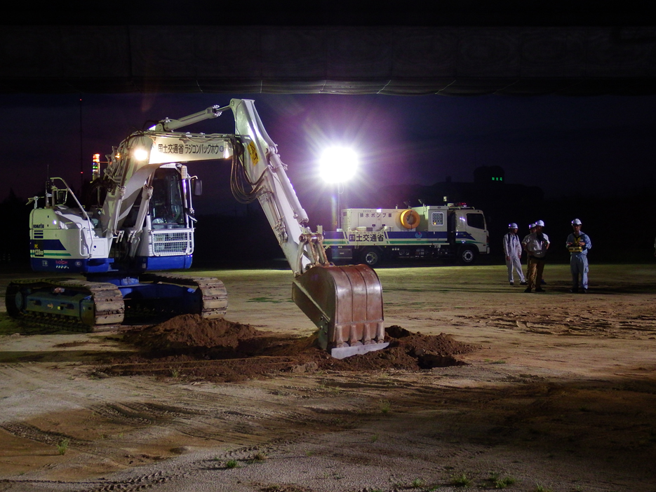 写真：【熊本地震支援に派遣された遠隔操作バックホウ　　操作訓練】