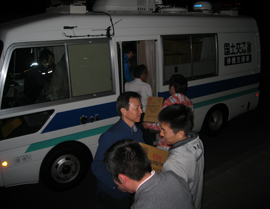 写真：【深夜の支援物資の積み込み】