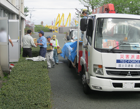 写真：【荷下ろし、搬入作業】