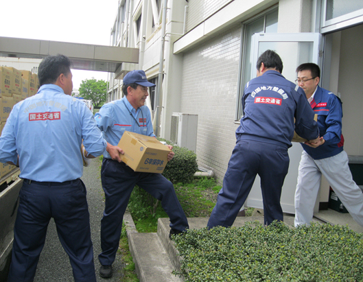 写真：【荷下ろし、搬入作業】