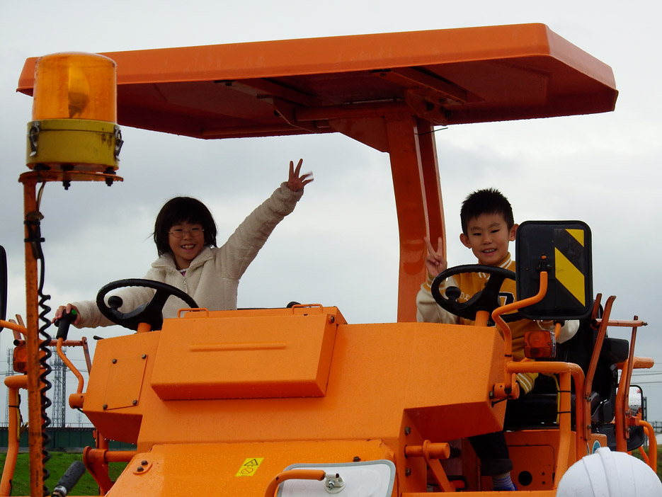 写真：【アスファルトフィニッシャや高所作業車等の展示・試乗体験の様子】