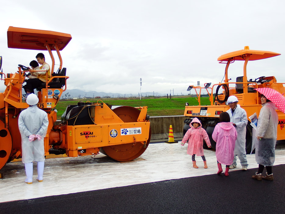 写真：【アスファルトフィニッシャや高所作業車等の展示・試乗体験の様子】