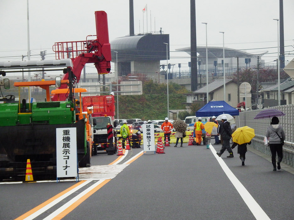 写真：【アスファルトフィニッシャや高所作業車等の展示・試乗体験の様子】