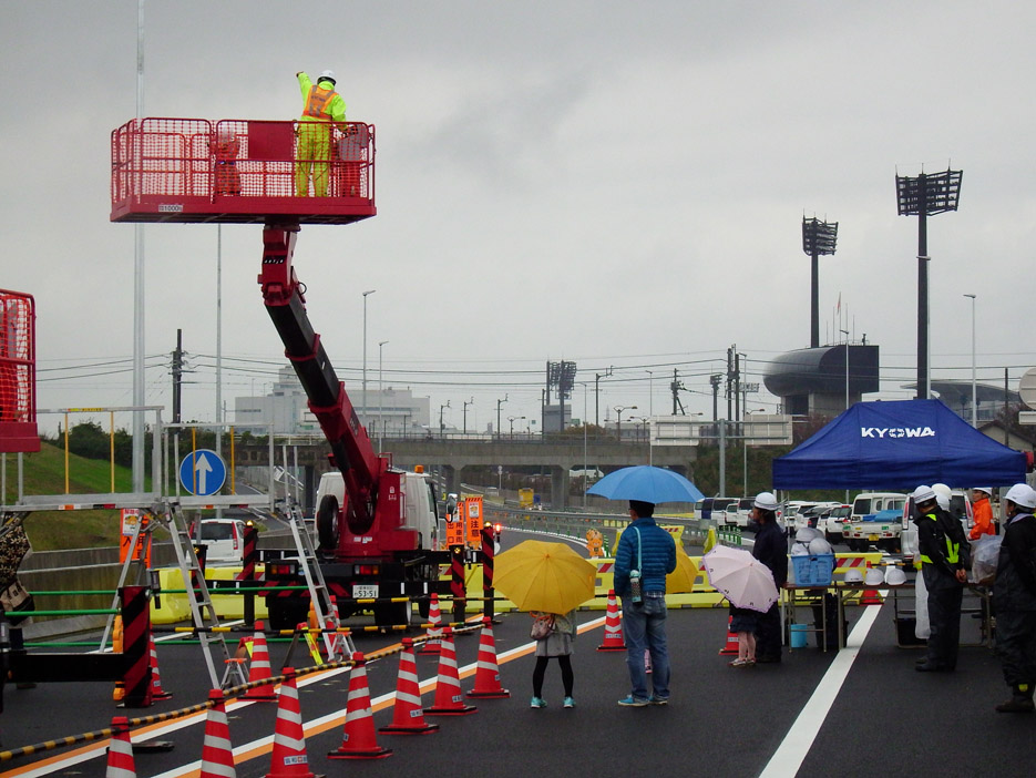 写真：【アスファルトフィニッシャや高所作業車等の展示・試乗体験の様子】
