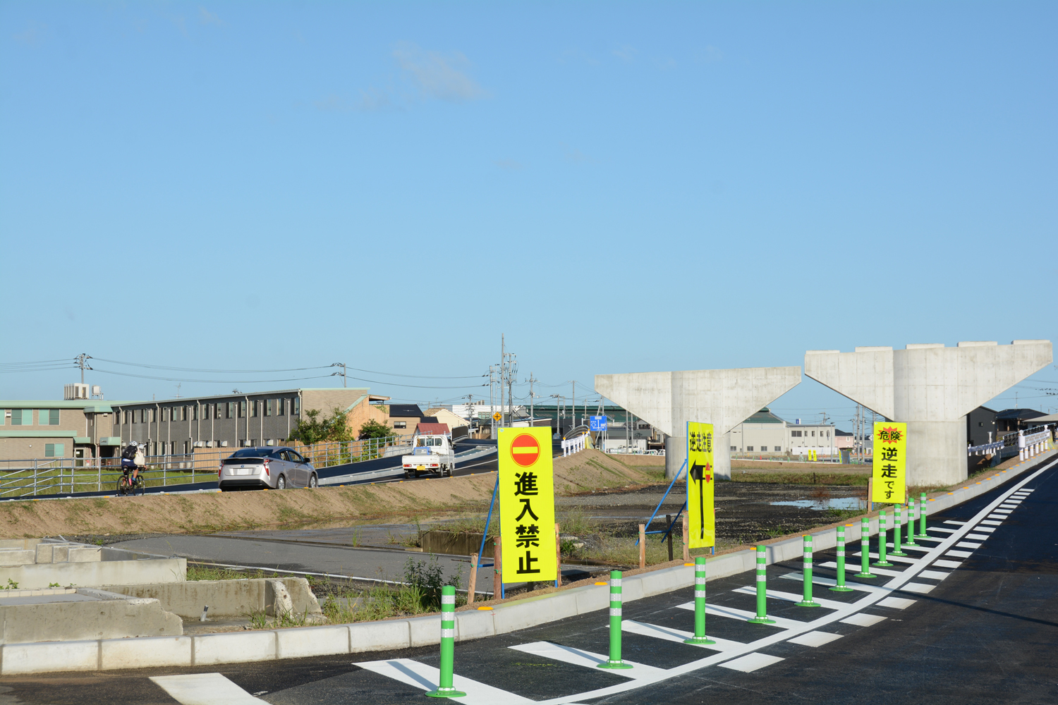写真：【側道状況】