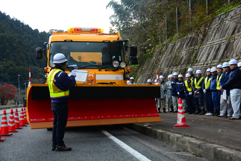 写真：【除雪板付凍結防止剤散布車】
