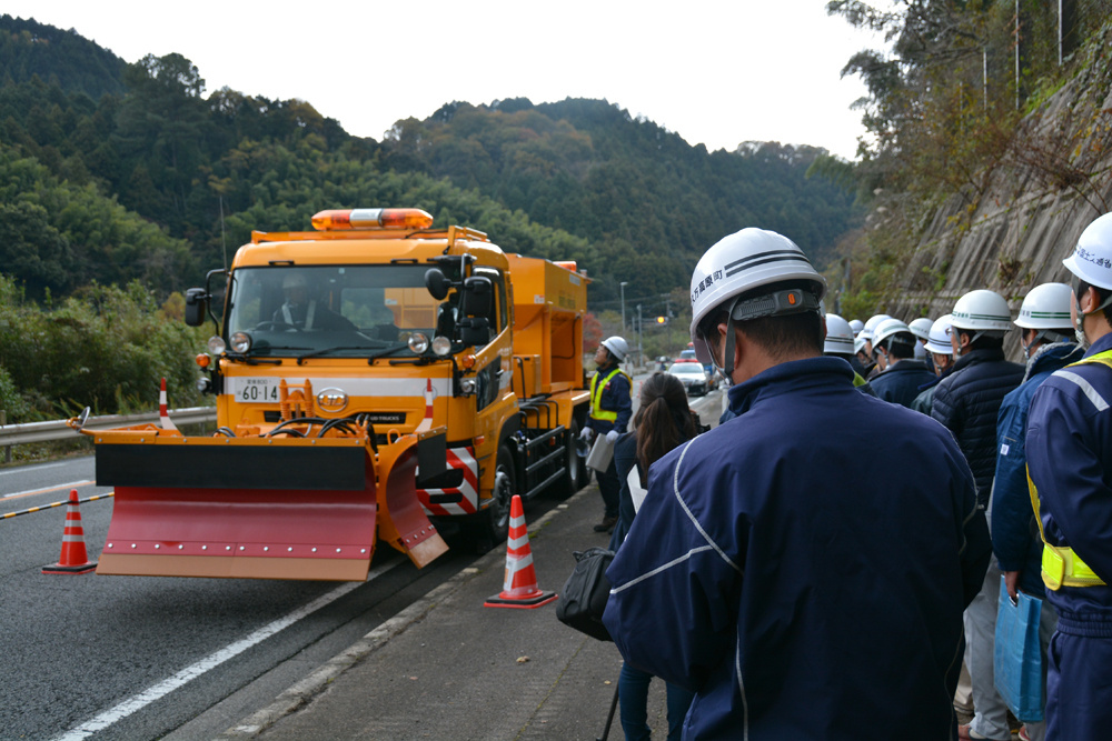 写真：【除雪板付凍結防止剤散布車】