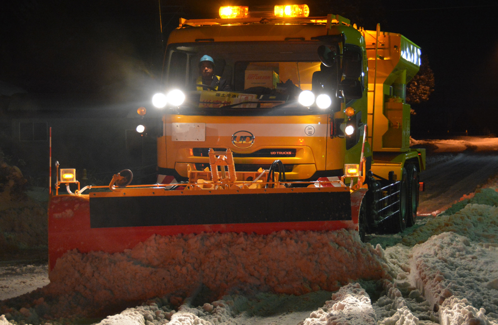 写真:【除雪板付凍結防止剤散布車】