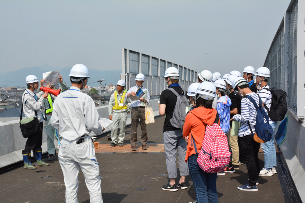 写真：【側道橋の舗装工事の見学】