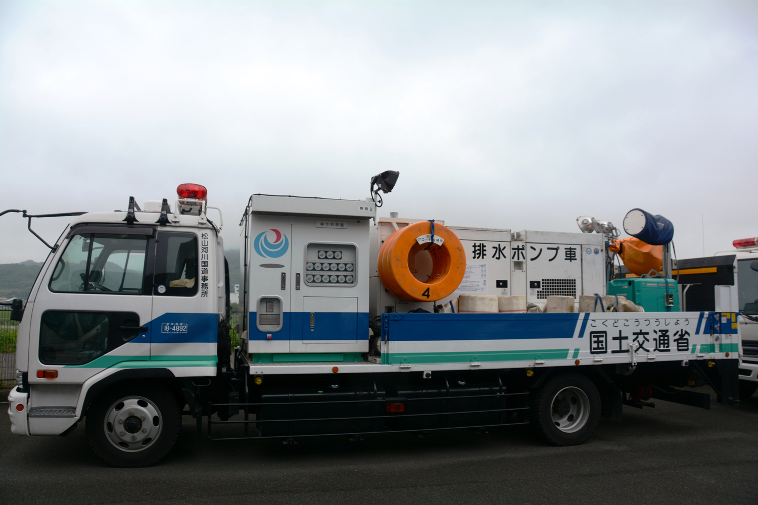 写真：【排水ポンプ車】