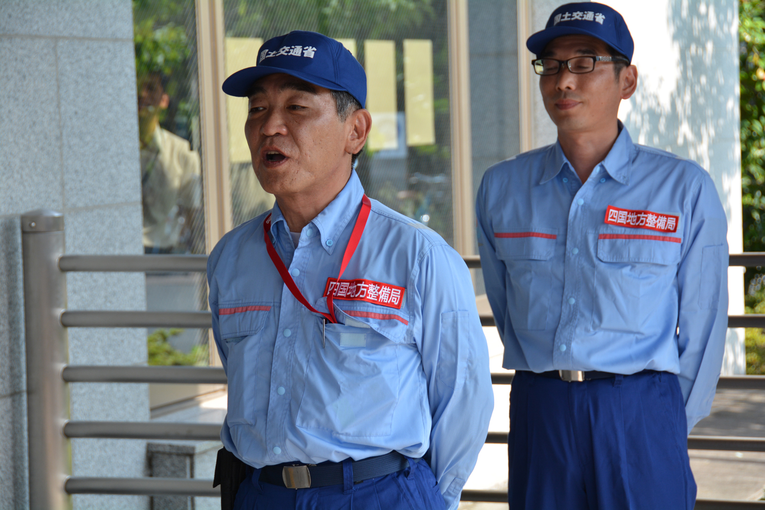 写真：【隊員答礼】