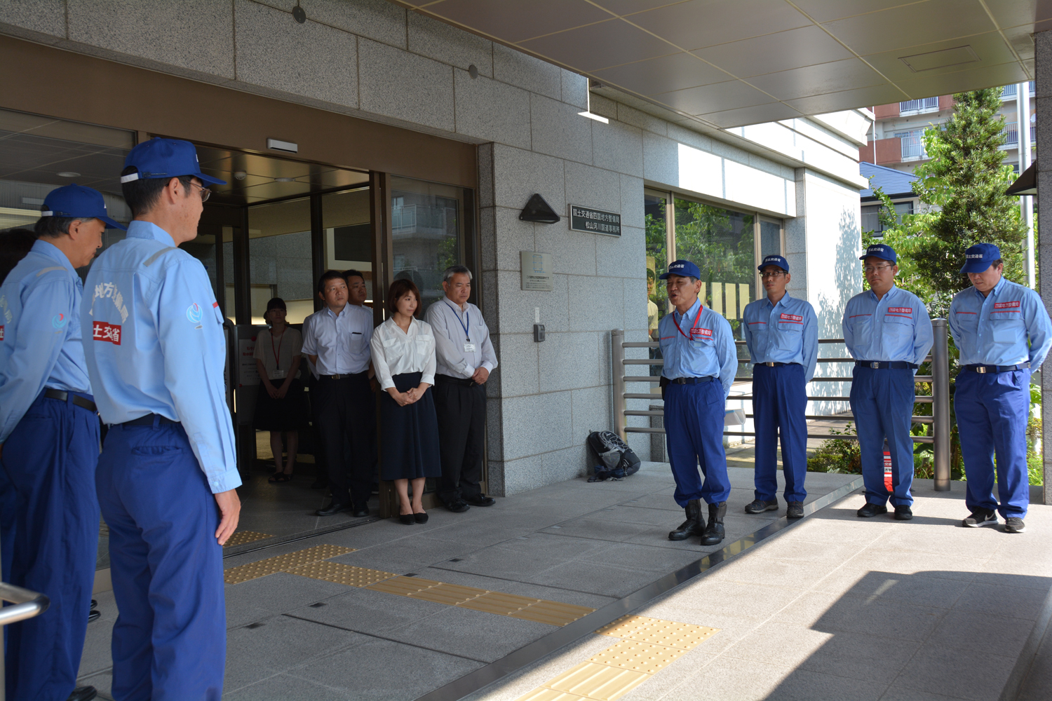 写真：【隊員答礼】