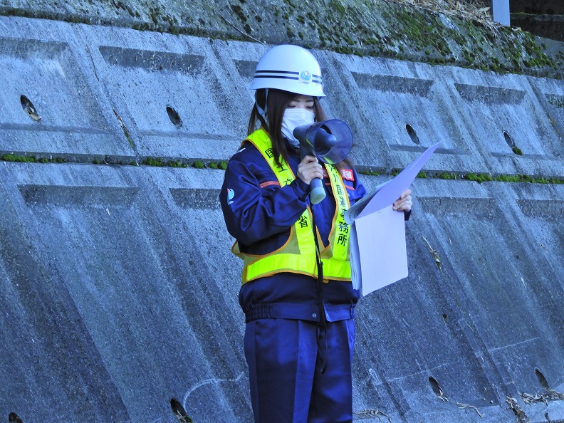 写真:【現地で災対法に基づく区間の指定等を周知】