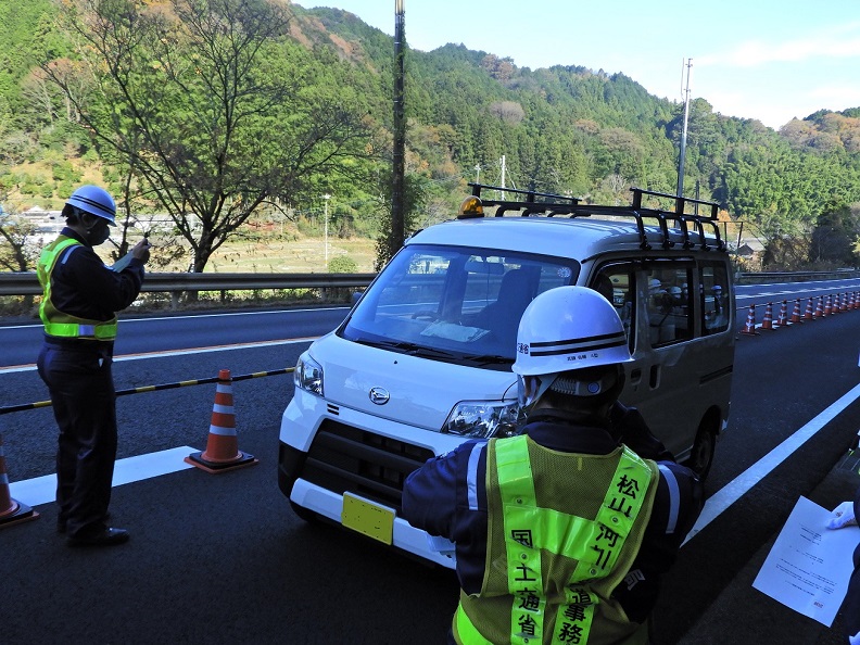 写真:【放置車両の移動前の状況等確認・記録】