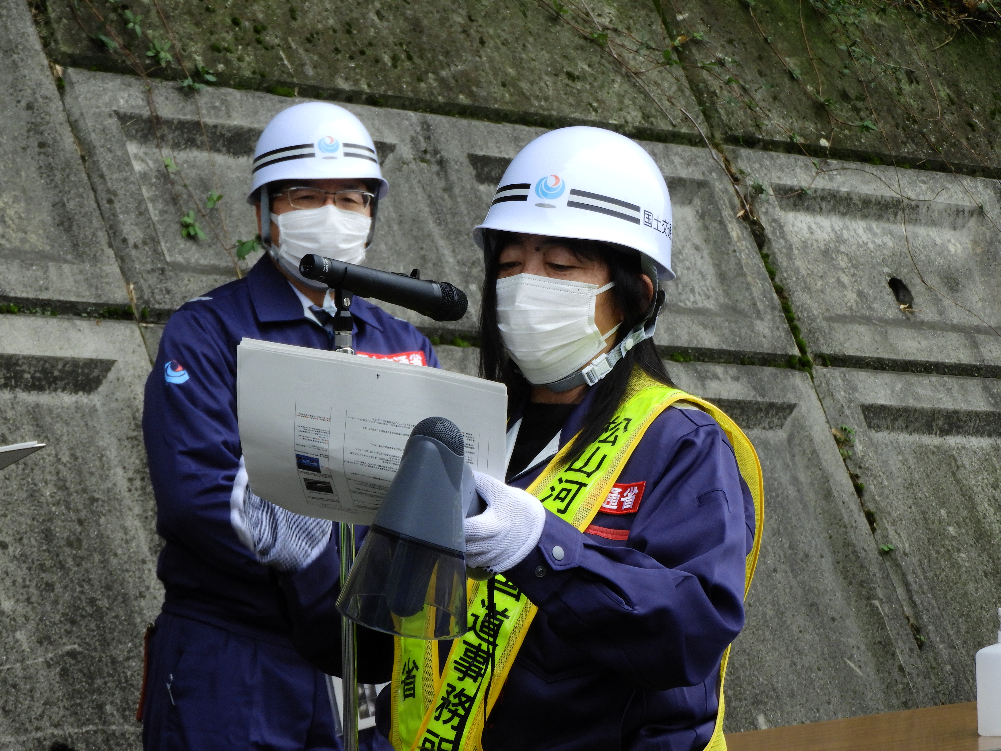 写真：【現地で災対法に基づく区間の指定等を周知】