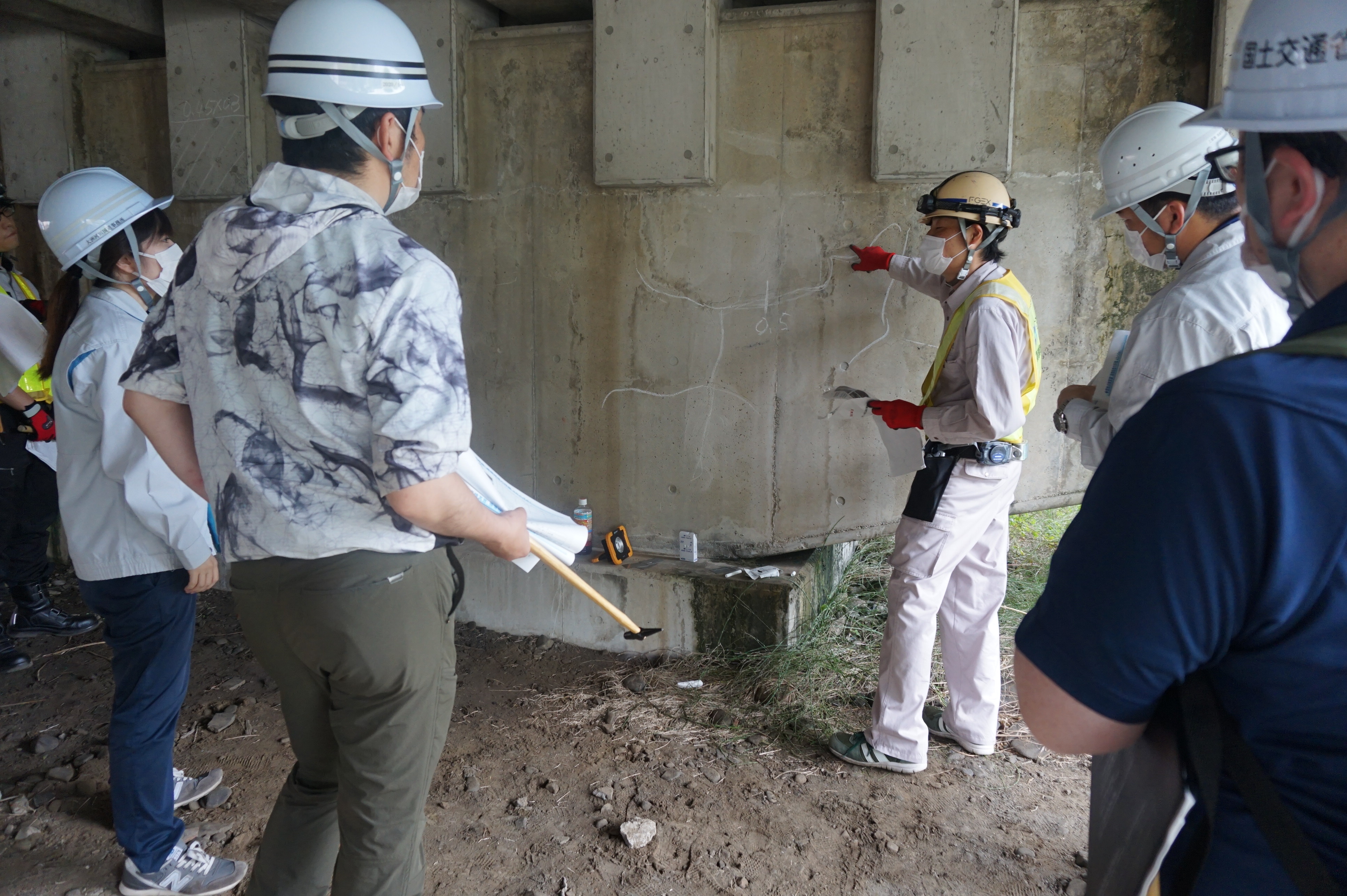 写真：【現地実習（ひびわれ点検１）】