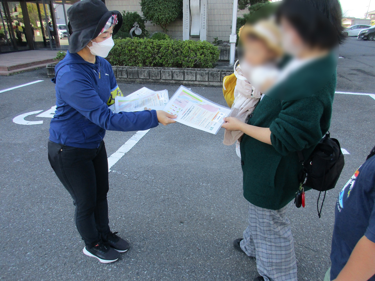 指定緊急避難場所でのカード配布の様子