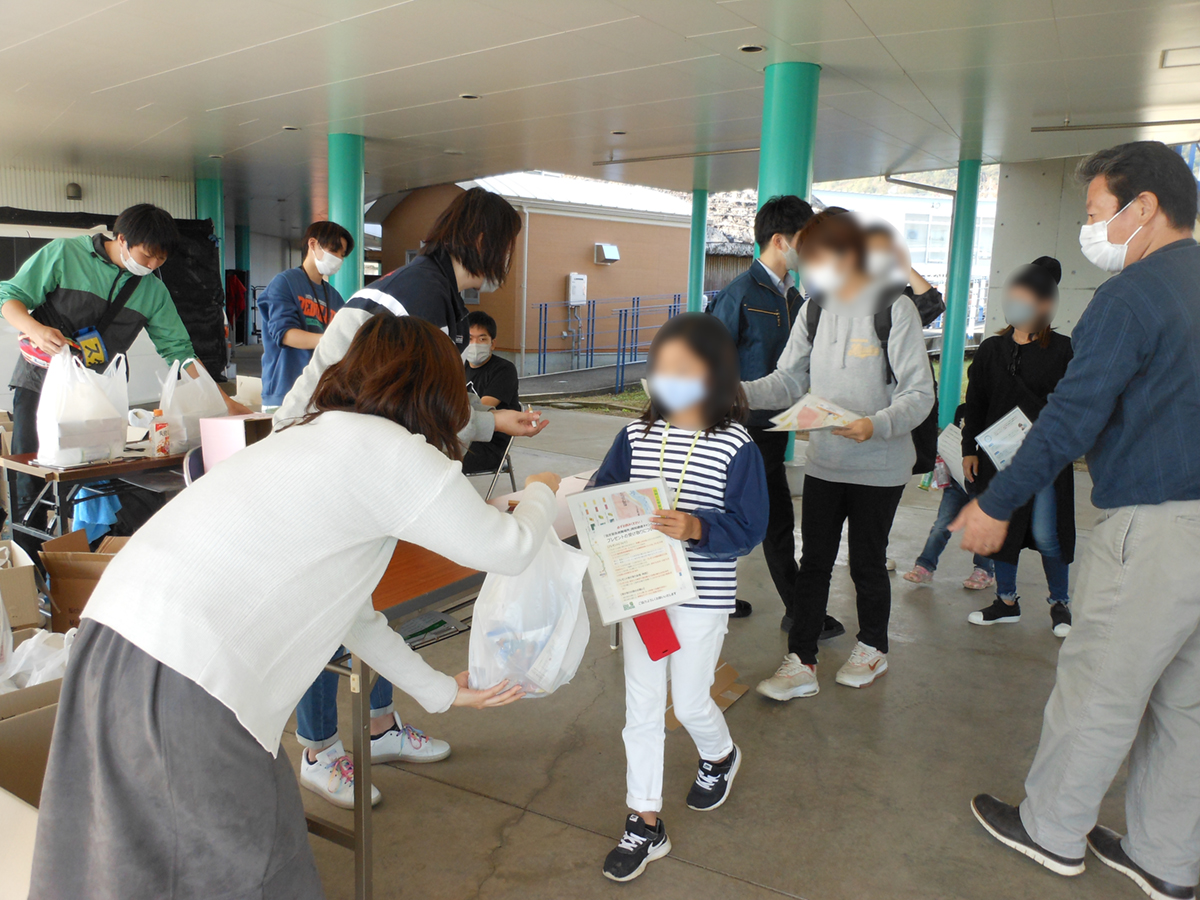 「かみいた防災フェスタ2022」会場でのプレゼント配布の様子