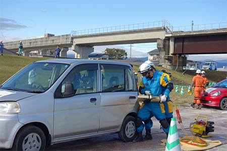破損車両からの救出、救助訓練
