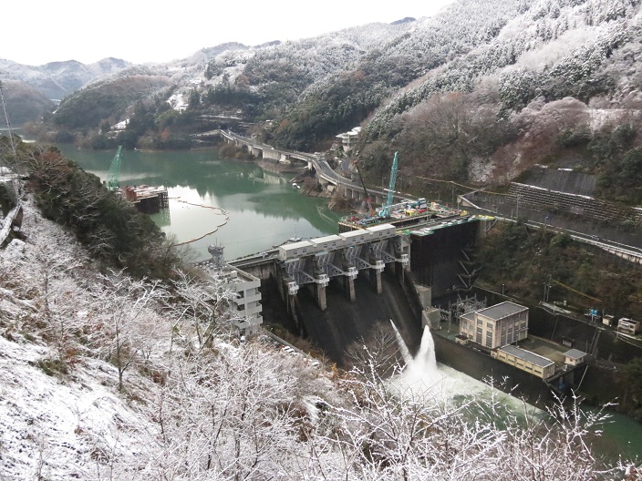 鹿野川ダムの雪化粧１
